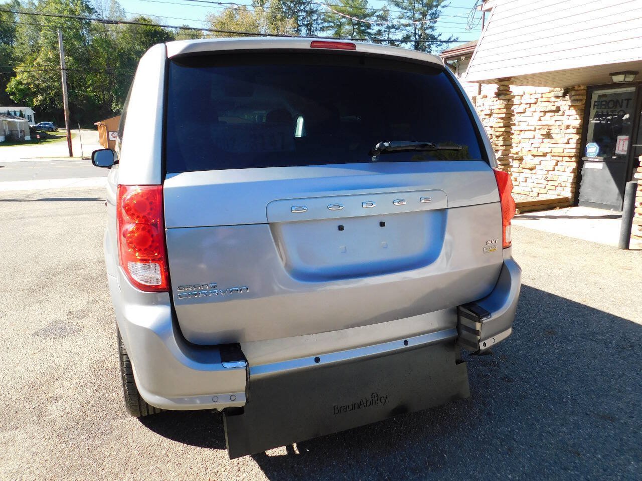 Used 2016 Dodge Grand Caravan SXT w/ Rear Park Assist Package FWD image 11