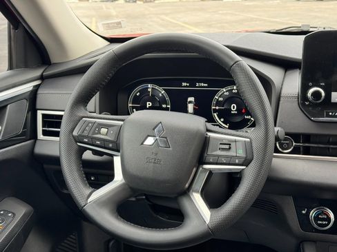 Used 2023 Mitsubishi Outlander SE image 12