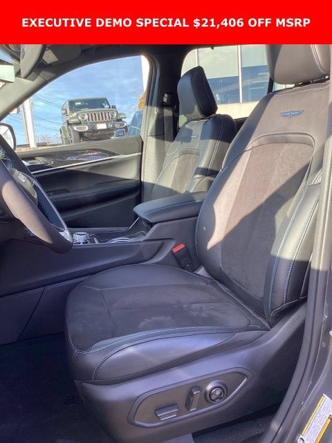 New 2023 Jeep Grand Cherokee Trailhawk w/ Advanced Protech Group II AWD/4WD image 7