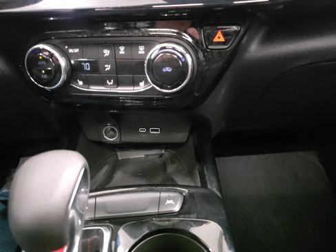 Used 2025 Chevrolet Trax RS w/ Sunroof Package FWD image 19