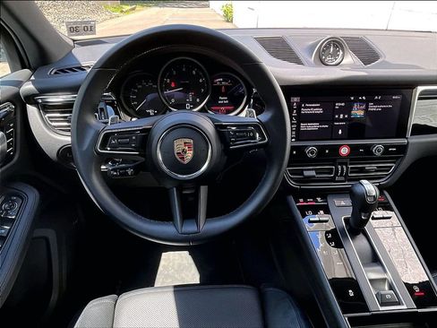 Used 2025 Porsche Macan AWD/4WD image 11
