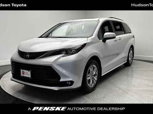 Used 2026 Toyota Sienna XLE FWD image 1