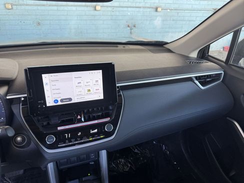 Used 2025 Toyota Corolla Cross LE image 33