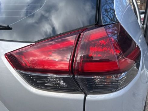 Used 2018 Nissan Rogue S image 30