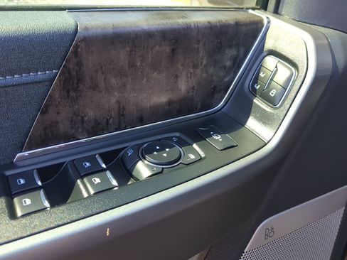 Used 2025 Ford F350 Lariat w/ Black Appearance Package image 12