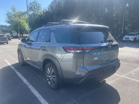 Used 2024 Nissan Pathfinder SV image 2