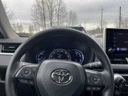 Used 2025 Toyota RAV4 LE image 27