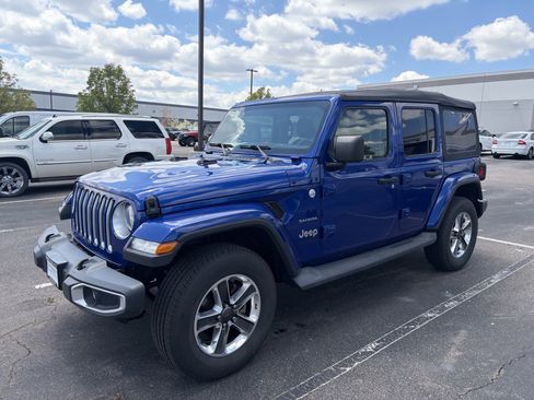 Used 2019 Jeep Wrangler Unlimited Sahara w/ Cold Weather Group AWD/4WD image 3