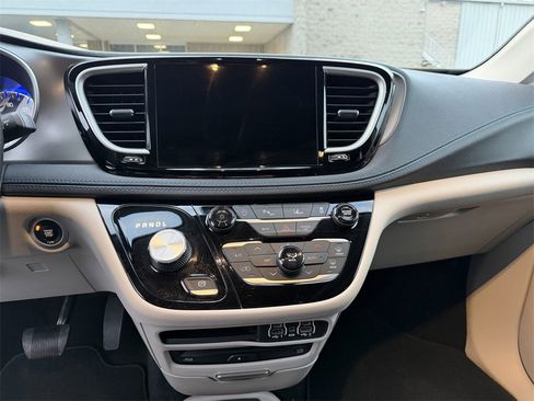 Used 2021 Chrysler Pacifica Touring w/ Uconnect Theater Family Group image 20