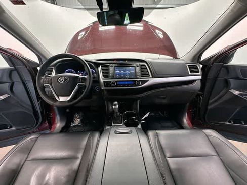 Used 2019 Toyota Highlander XLE w/ Carpet Mat Package (TMS) AWD/4WD image 21