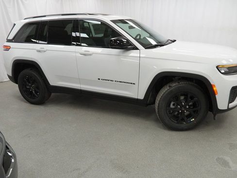New 2026 Jeep Grand Cherokee Altitude AWD/4WD image 9