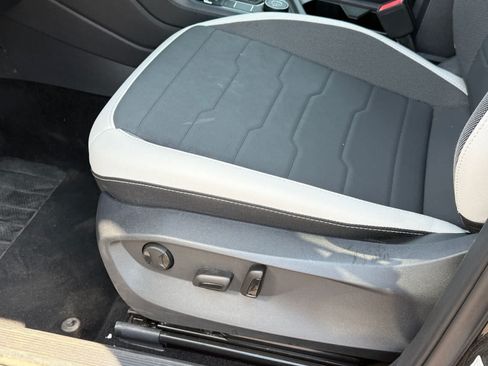 Used 2025 Volkswagen Taos SE AWD/4WD image 15