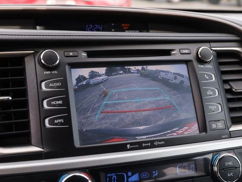 Used 2019 Toyota Highlander XLE AWD/4WD image 19