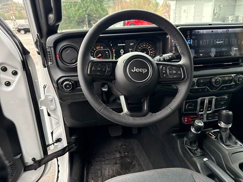 Used 2025 Jeep Wrangler Rubicon image 19
