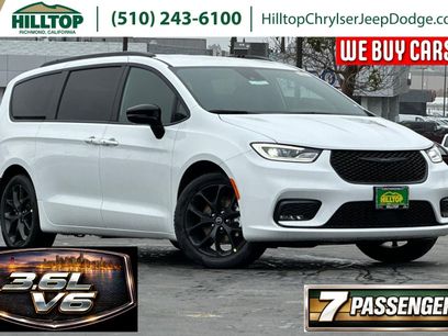 New 2026 Chrysler Pacifica Select w/ S Appearance Package