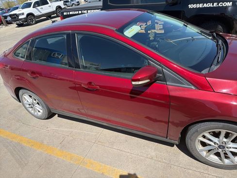 Used 2016 Ford Focus SE FWD image 2
