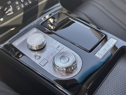 Used 2025 Genesis G80 2.5T image 18