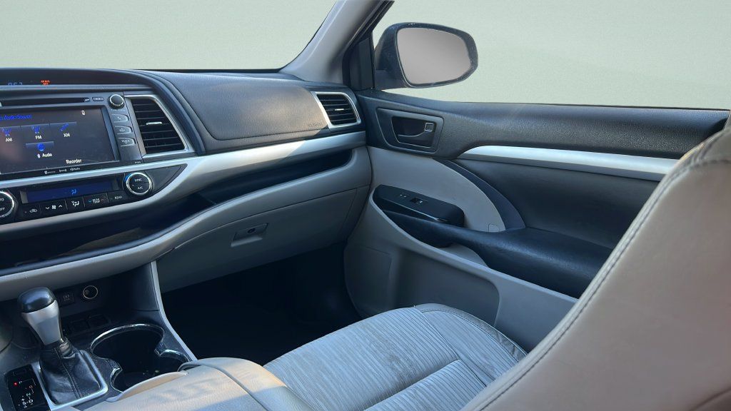Used 2017 Toyota Highlander Plus FWD image 15