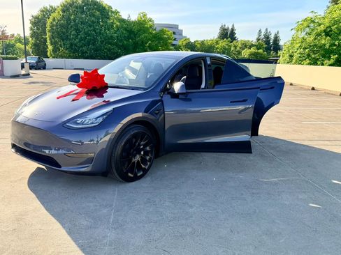 Used 2022 Tesla Model Y Long Range AWD/4WD image 36