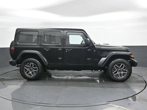 Used 2025 Jeep Wrangler Unlimited Sahara AWD/4WD image 3