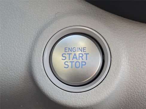 Used 2025 Hyundai Venue SEL image 32