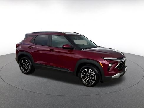 Used 2025 Chevrolet TrailBlazer LT image 2