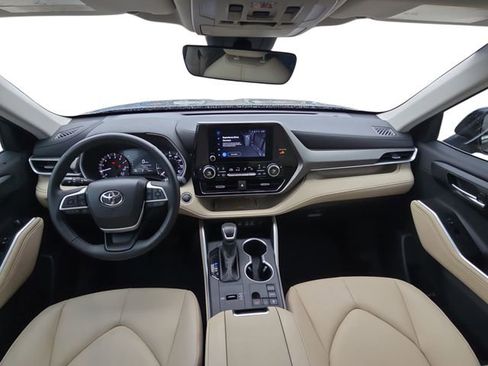 Used 2025 Toyota Highlander XLE image 9