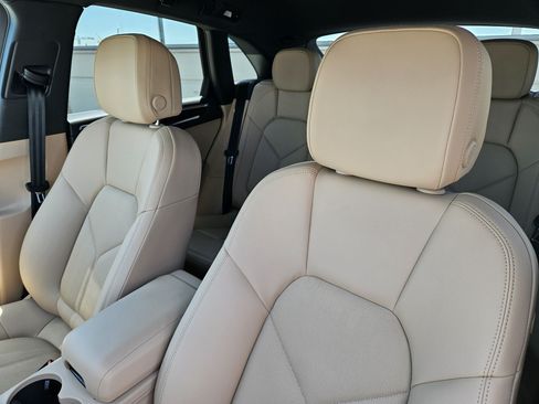 Certified 2026 Porsche Macan AWD/4WD image 6