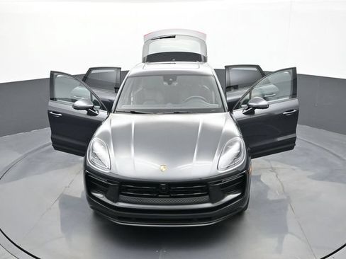 Certified 2025 Porsche Macan AWD/4WD image 31
