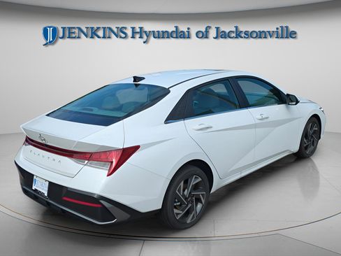 New 2025 Hyundai Elantra SEL image 5