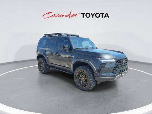Used 2025 Lexus GX 550 w/ Accessory Package (32) AWD/4WD image 2