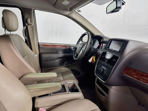 Used 2014 Chrysler Town & Country Touring FWD image 33