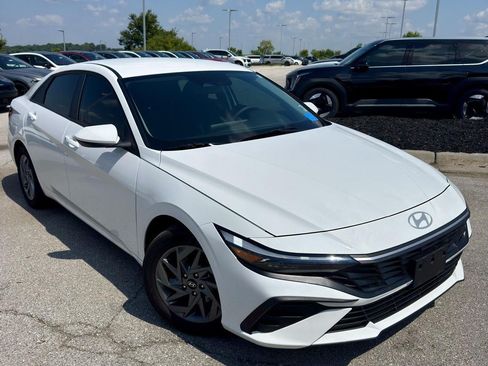 Used 2024 Hyundai Elantra SEL FWD image 7