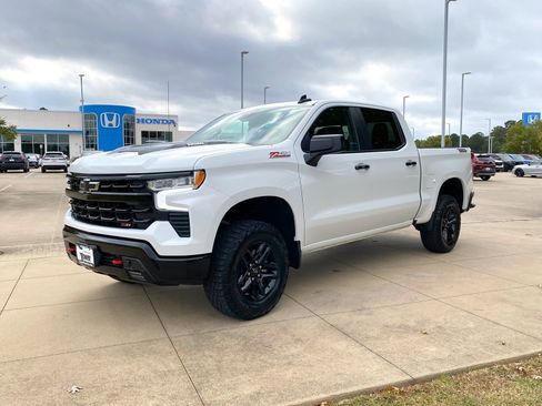 Used 2024 Chevrolet Silverado 1500 LT Trail Boss w/ Convenience Package II image 3