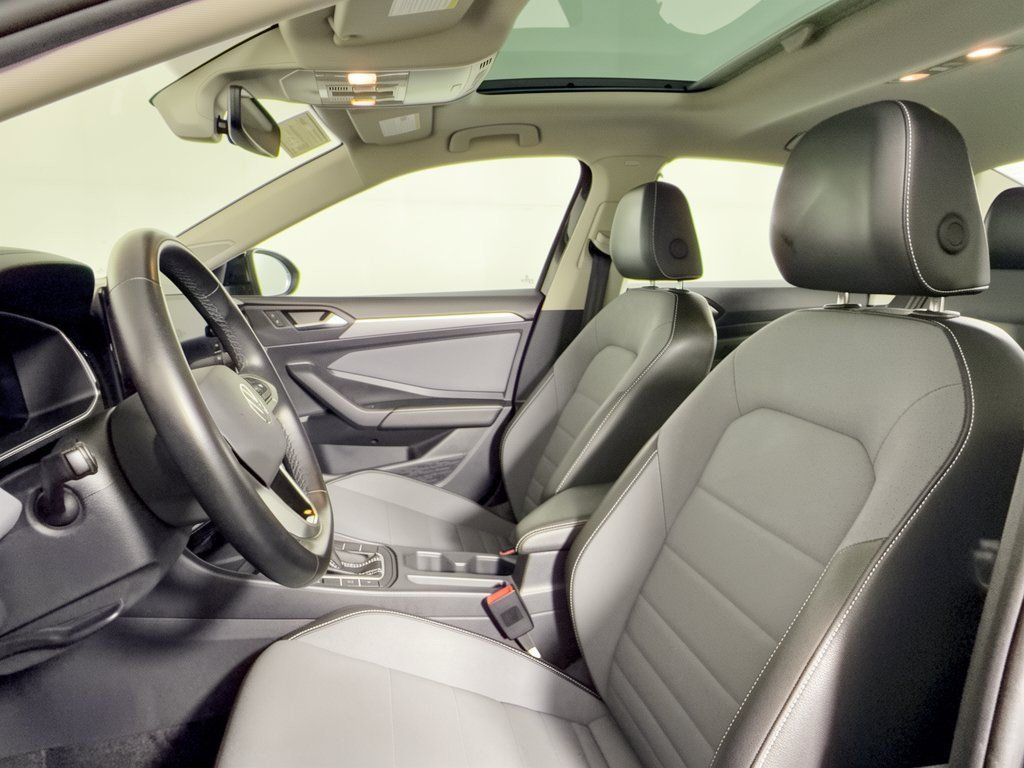 Used 2025 Volkswagen Jetta SE FWD image 5