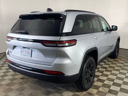 Used 2025 Jeep Grand Cherokee Altitude AWD/4WD image 15