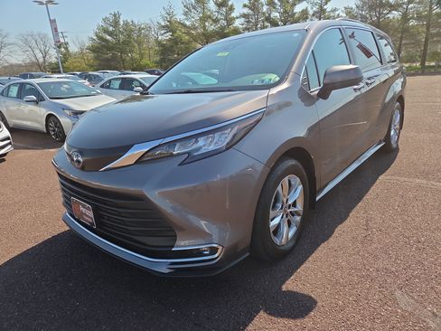 Certified 2023 Toyota Sienna XLE w/ XLE Plus Package AWD/4WD image 7