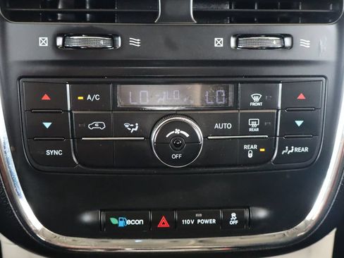 Used 2012 Chrysler Town & Country Touring w/ Entertainment Group #1 FWD image 29