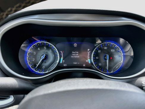 Used 2024 Chrysler Pacifica Touring-L FWD image 40