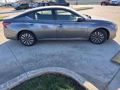 Used 2024 Nissan Altima 2.5 SV image 17