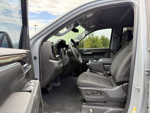 Used 2024 Chevrolet Silverado 1500 LT AWD/4WD image 8
