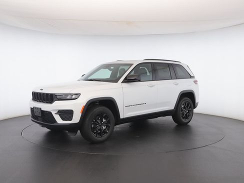 New 2025 Jeep Grand Cherokee Altitude image 39