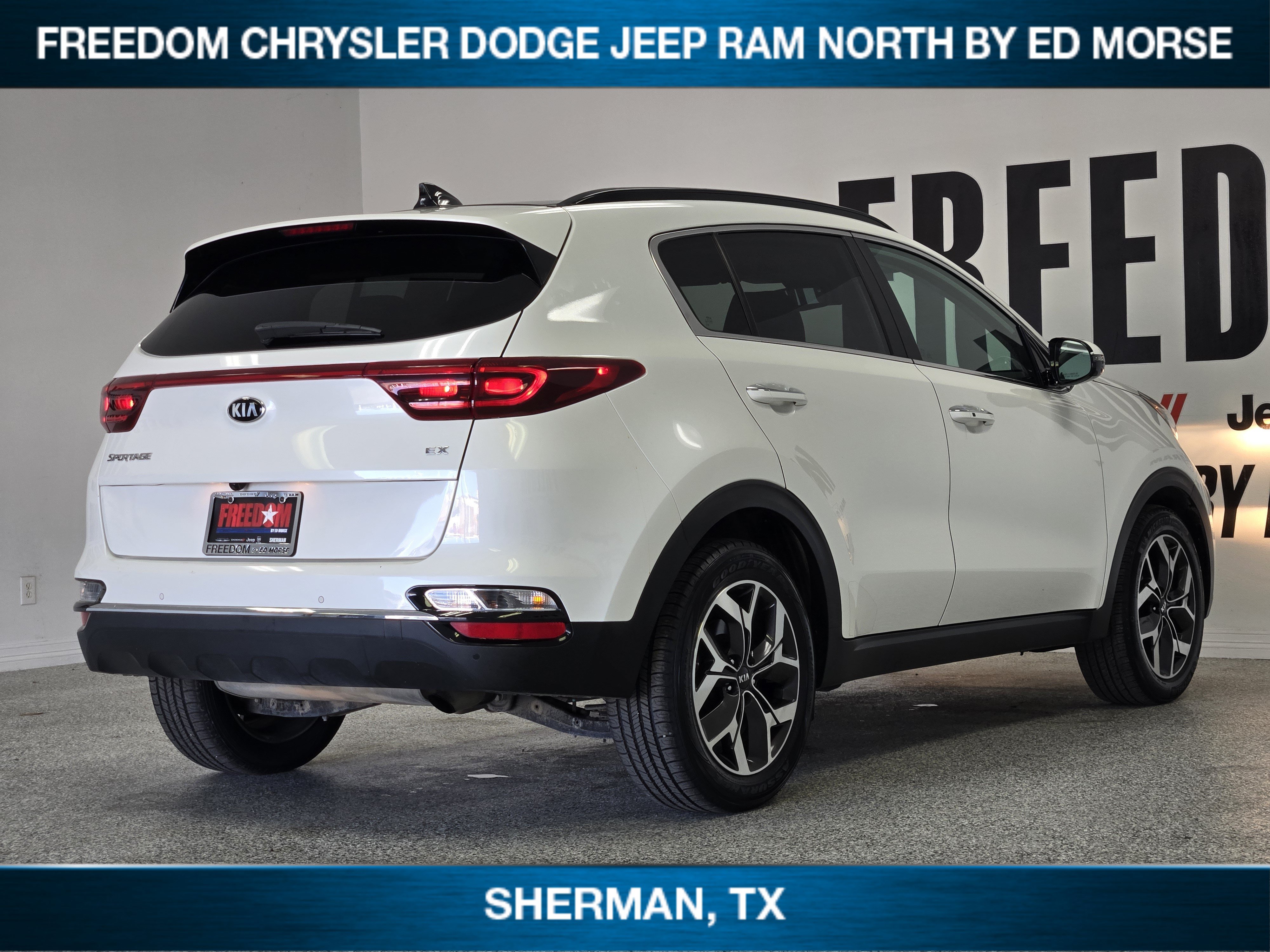Used 2021 Kia Sportage EX w/ EX Technology Package FWD image 3