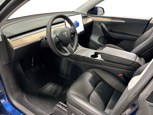 Certified 2023 Tesla Model Y AWD image 9