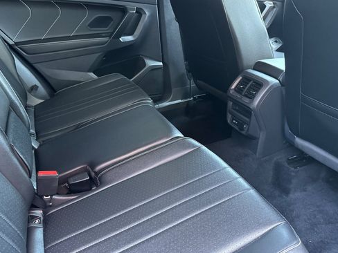 Used 2022 Volkswagen Tiguan SE AWD/4WD image 32