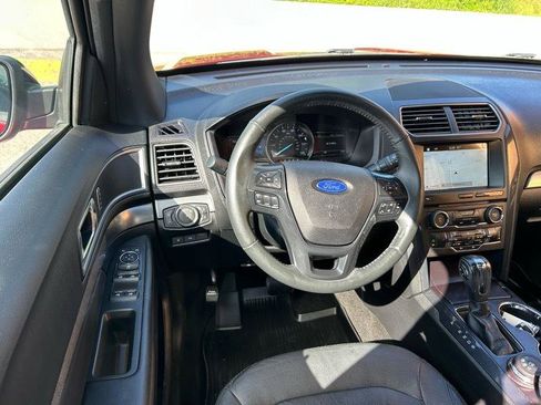 Used 2018 Ford Explorer XLT w/ Equipment Group 202A AWD/4WD image 17