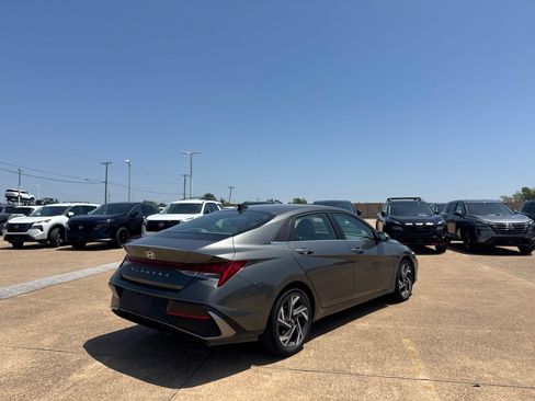 Used 2025 Hyundai Elantra SEL FWD image 21