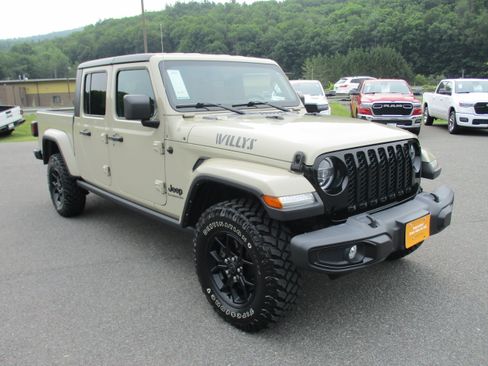Certified 2022 Jeep Gladiator Sport AWD/4WD image 3