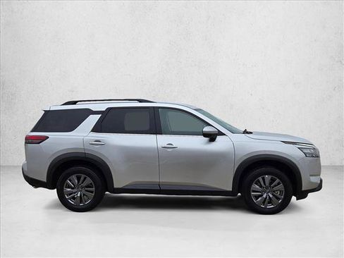Used 2025 Nissan Pathfinder SV FWD image 4