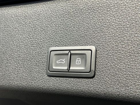 Used 2023 Audi e-tron Premium Plus w/ Premium Plus Package image 18